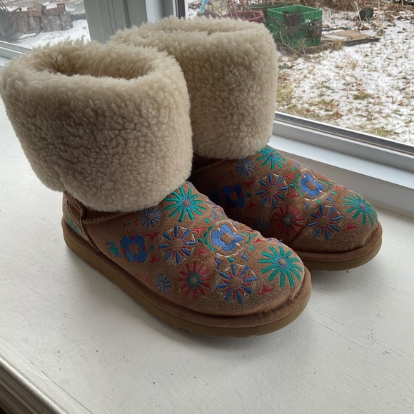 UGG Shoes - Ugg Embroidery Short Chestnut Shearling Boots